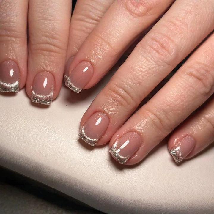 Elegante French Tip Nagelkunst Karnz