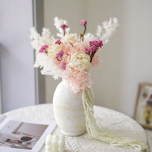 Elegante getrocknete Blumenanordnung