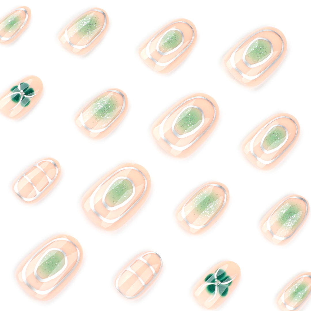 Elegante Nagelkunst mit floralem Design Karnz