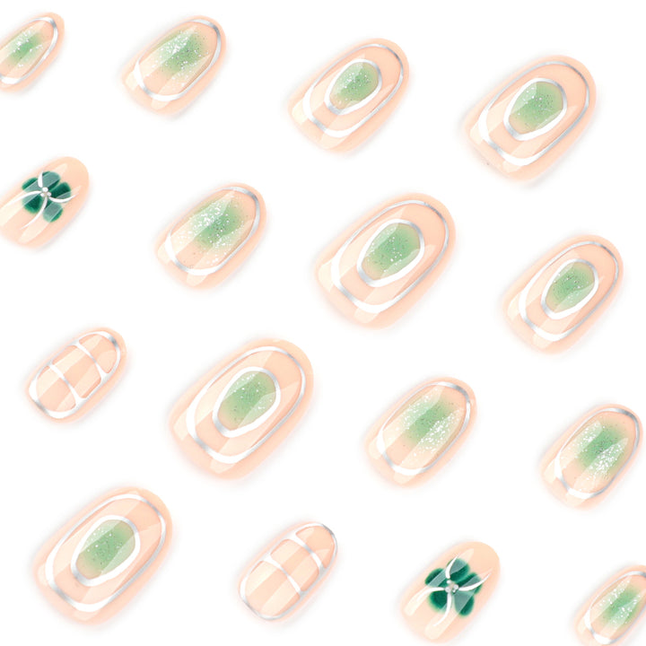Elegante Nagelkunst mit floralem Design Karnz