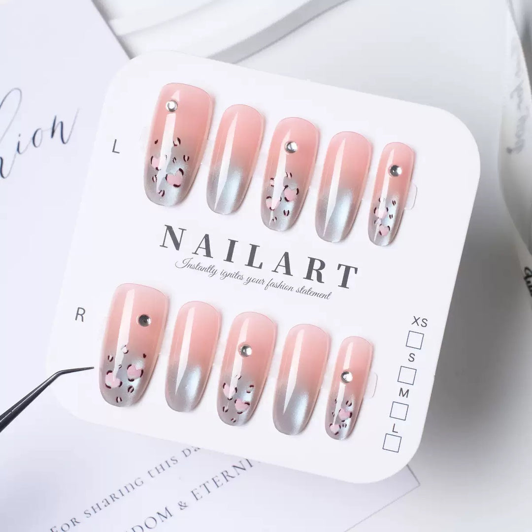 Künstlerisches Press-On-Nagelset mit floralem und silbernem Design