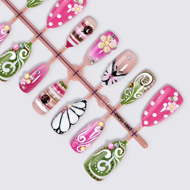 Kunstnagelset mit verspielten Blumen- und Glitzermotiven Karnz
