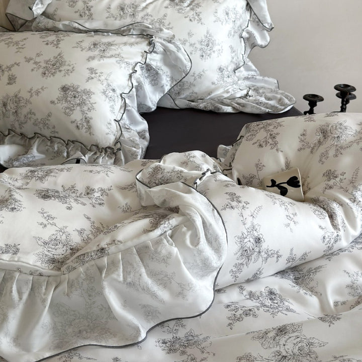 Elegante Satin-Bettwäschegarnitur mit Volantkante und Toile-de-Jouy-Motiv