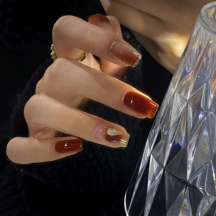 Elegante glänzende Press-On Nägel mit goldenen Glitzerakzenten Karnz