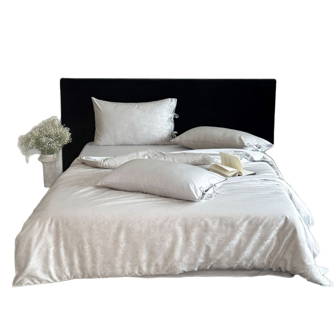 Luxuriöses Satin-Bettwäsche-Set mit filigranem Blumenmuster und Bindebändern