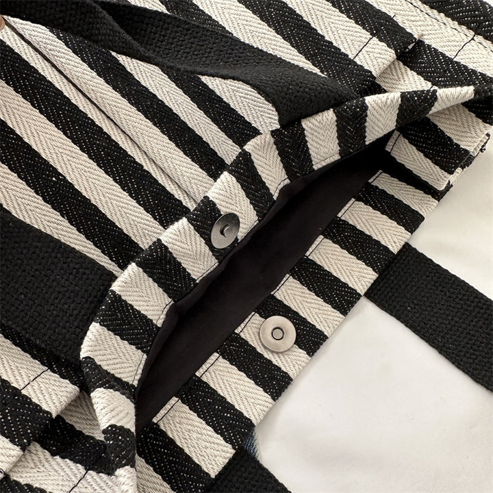 Stylische gestreifte Stofftasche