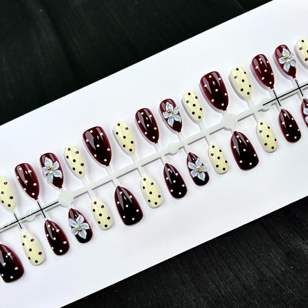 Künstlerische Press-On Nail Art Kollektion