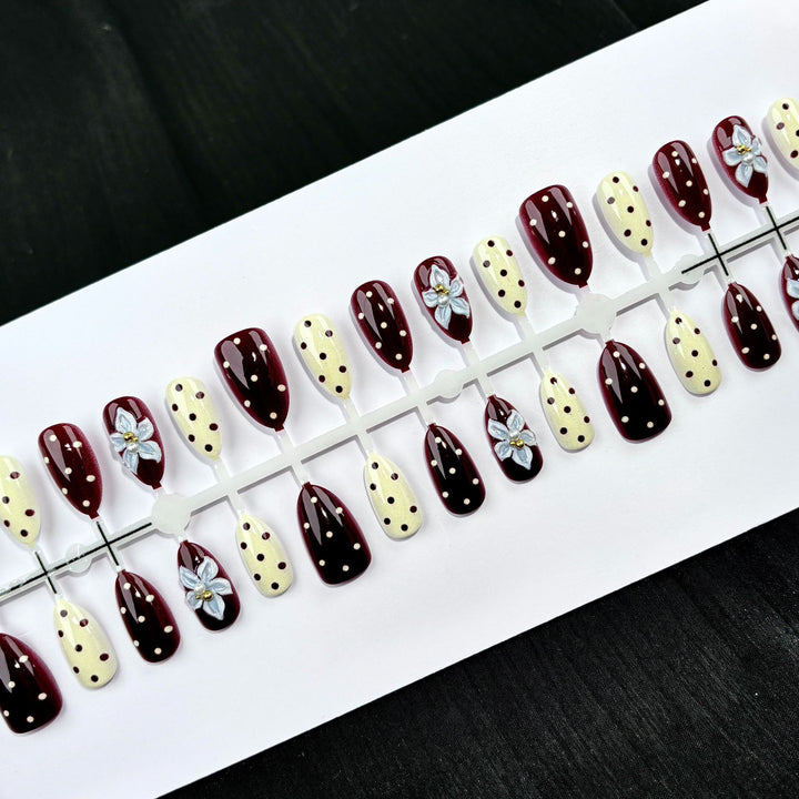 Künstlerische Press-On Nail Art Kollektion