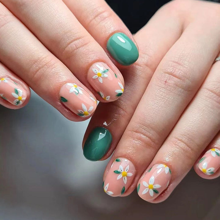 Kunstvolle Nagelkunst mit zarten Blumendesigns Karnz