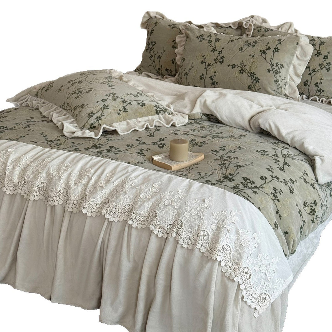 Umkehrbares Baumwoll-Bettwäsche-Set mit floralem Druck, mit Rüschenschonern und Bett-Rock mit Spitzenbesatz