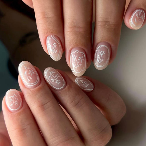 Elegante und kunstvolle Nagelverlängerungen mit floralem Design Karnz