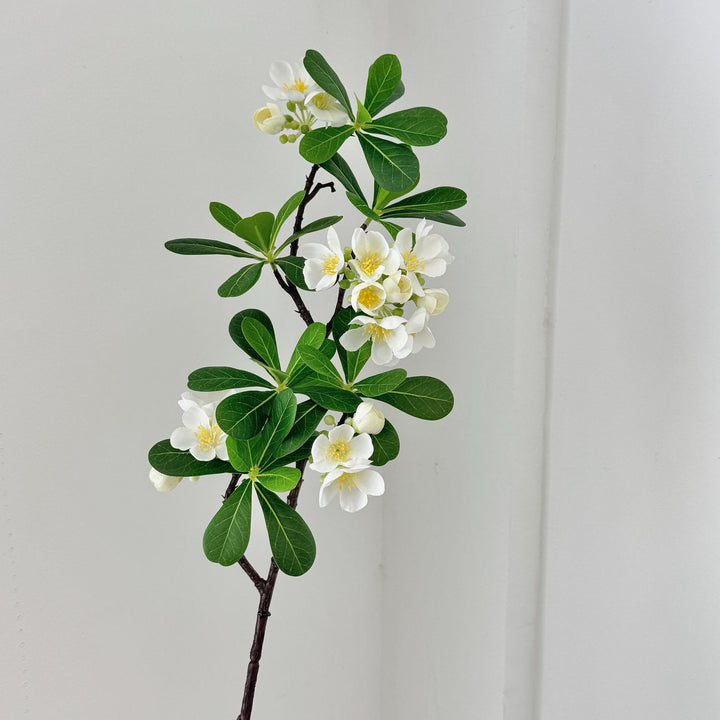 Künstlicher Blütenzweig mit feinen rosa Blüten und lebendigen Blättern Karnz