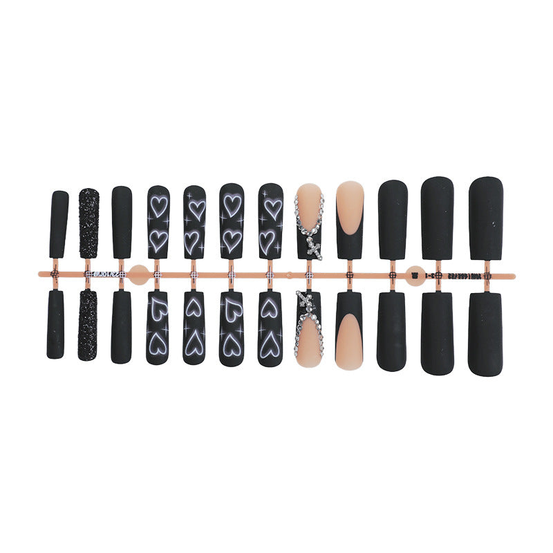 Kunstnagelset mit eleganten Glitzer- und Herzdesigns Karnz