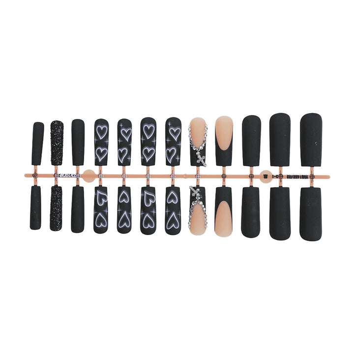 Kunstnagelset mit eleganten Glitzer- und Herzdesigns Karnz