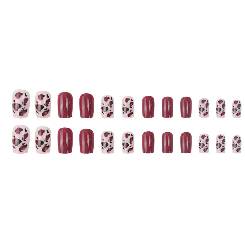 Künstlerisches kurzes Press-On-Nagelset mit Leopardenmuster und glänzendem Finish Karnz