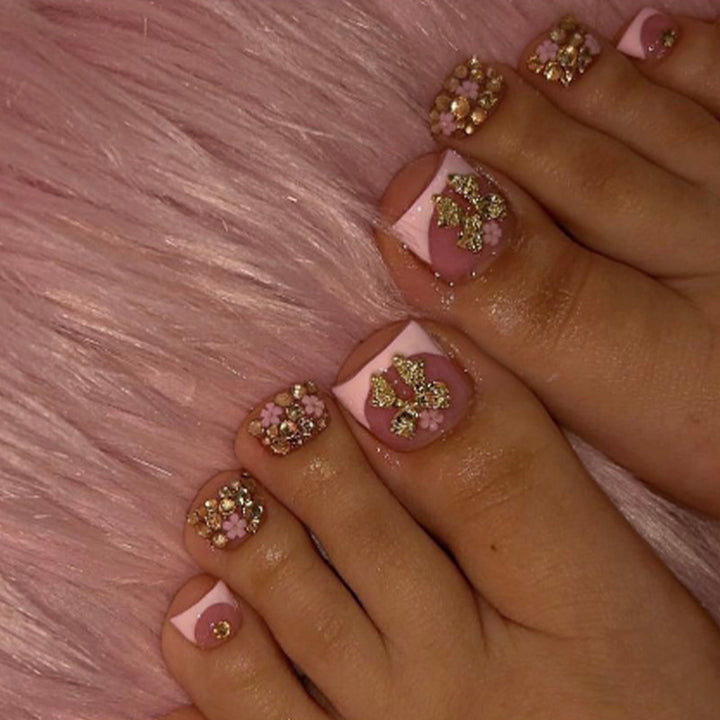 Kunstnagelset mit glamourösen Dekoren und schimmernden Akzenten Karnz