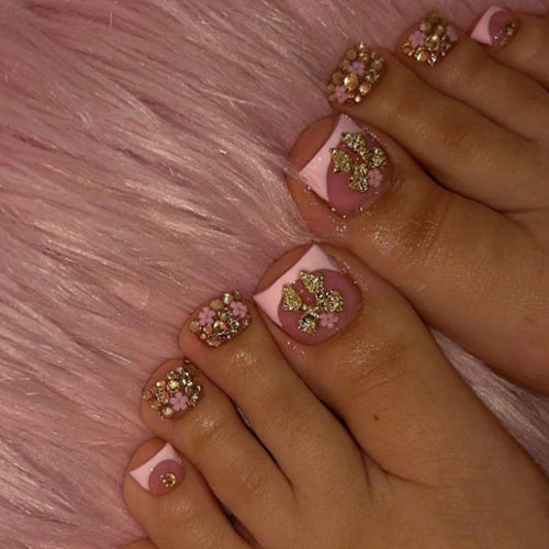 Kunstnagelset mit glamourösen Dekoren und schimmernden Akzenten Karnz