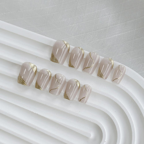 Chic elegantes Press-on-Nagelkunst-Set mit goldenen Akzenten