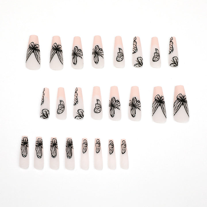 Kunstvolle Nagelkunst mit Schmetterlingsmotiv Karnz
