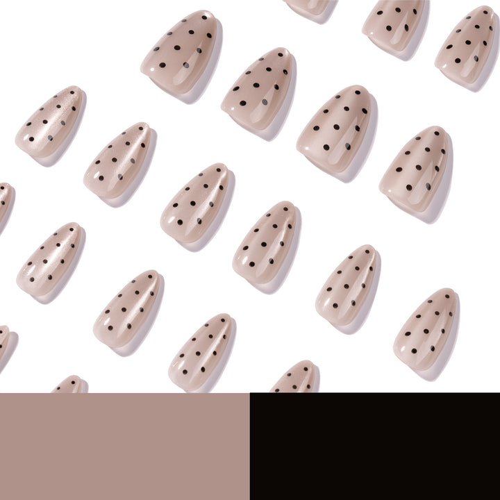 Kunstvolle Nagelspitzen im modernen Design Karnz