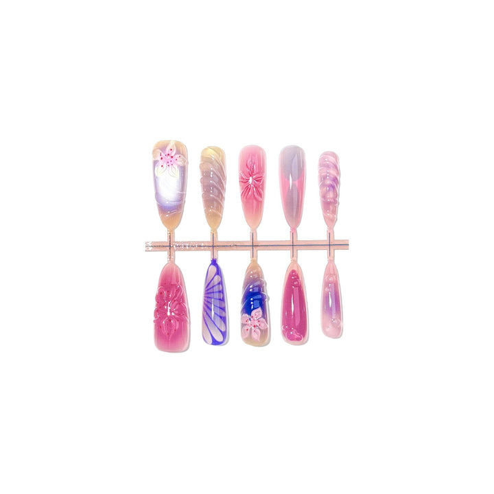 Dekoratives Press-On Nagelset mit floralen und künstlerischen Designs