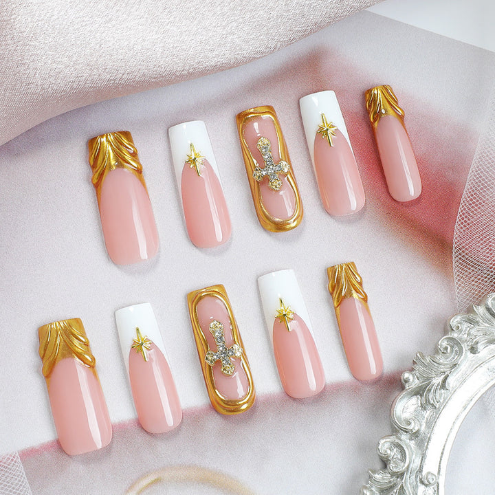 Kreatives Kunstnagelset mit glitzernden Goldverzierungen Karnz