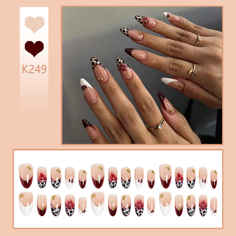 Kunstnagelset mit eleganten floralen Mustern und glamourösen Details Karnz