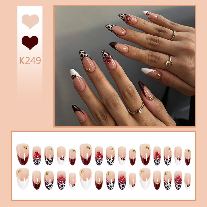 Kunstnagelset mit eleganten floralen Mustern und glamourösen Details Karnz