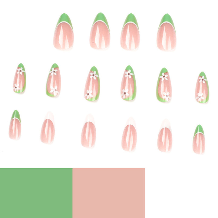 Kunstvolle Nagelkunst mit floralen Details Karnz