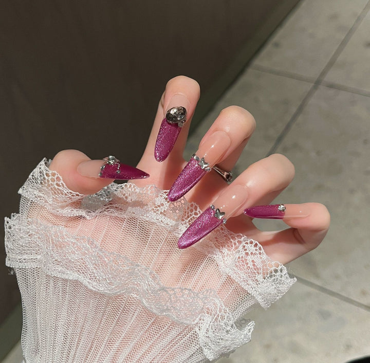 Künstlerische Stiletto Press-On Nagelkunst mit schimmernden Akzenten Karnz