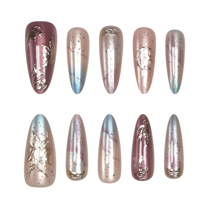 Elegante Stiletto Press-On Nagelset mit metallischen Akzenten Karnz