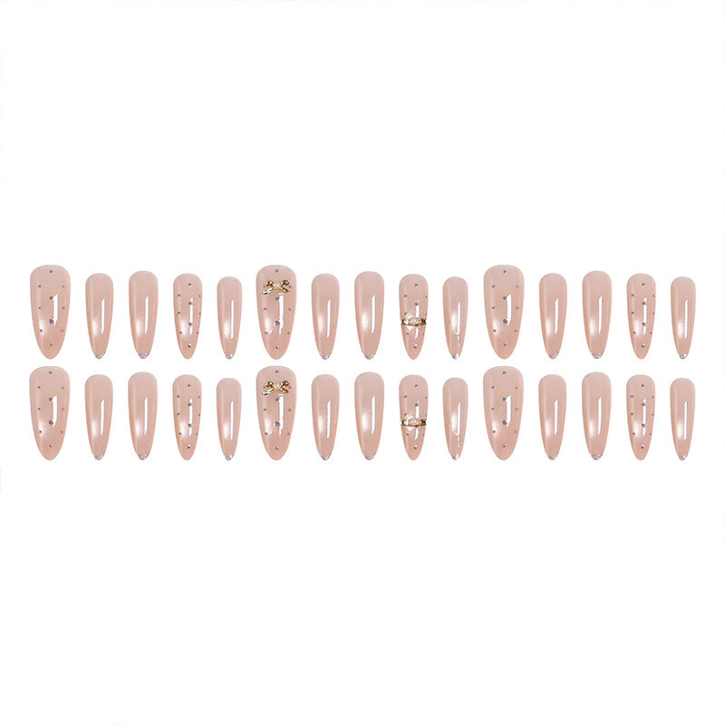 Kunstnagelset mit eleganten Schmuckdetails Karnz