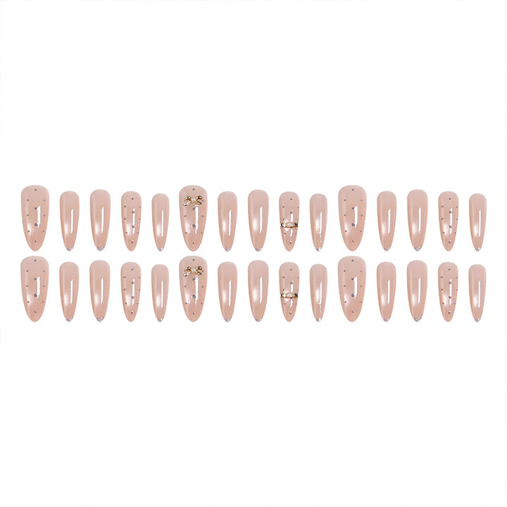 Kunstnagelset mit eleganten Schmuckdetails Karnz