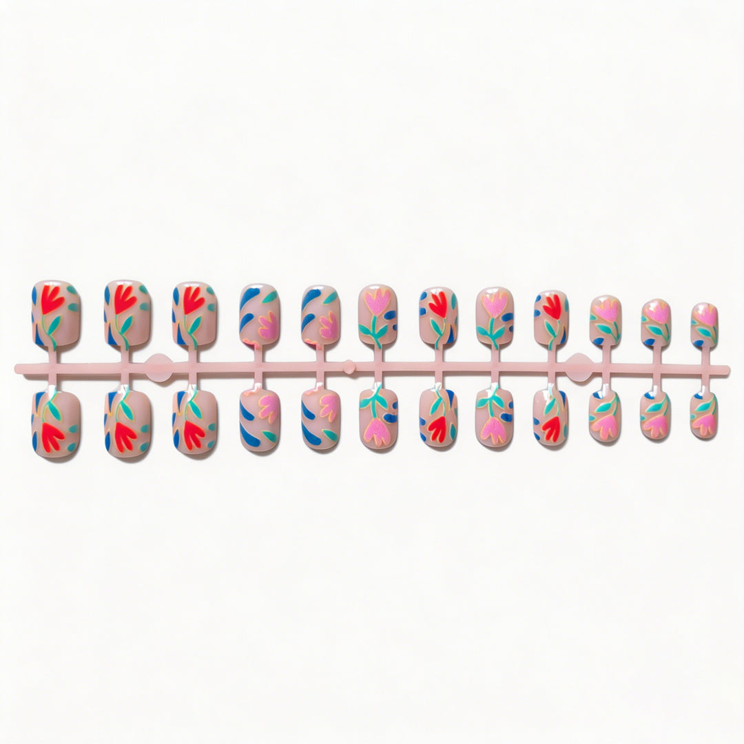 Künstlerisches Floral-Nageldesign