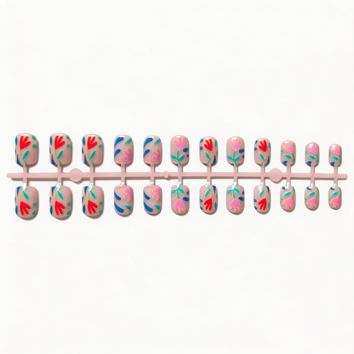 Künstlerisches Floral-Nageldesign