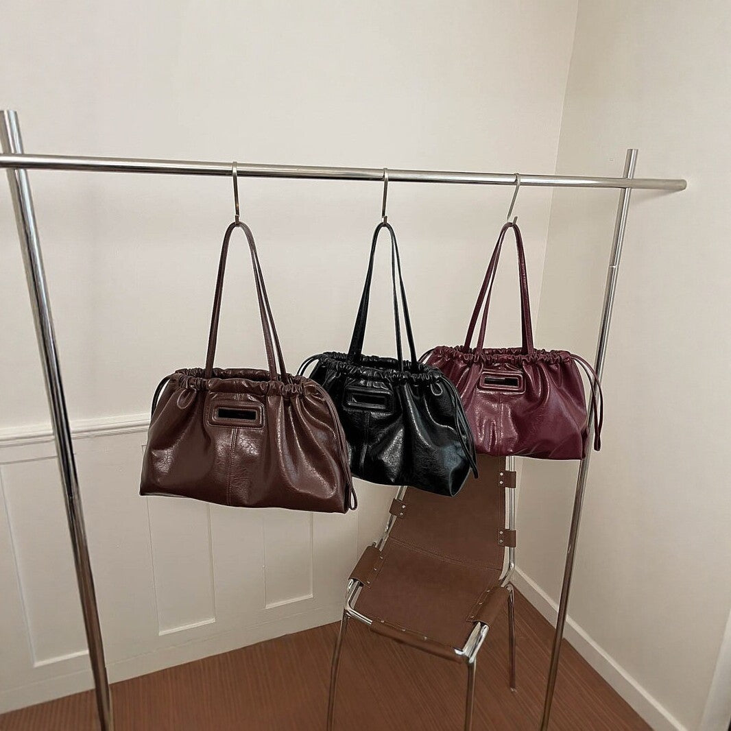 Elegante geraffte Lederhandtasche
