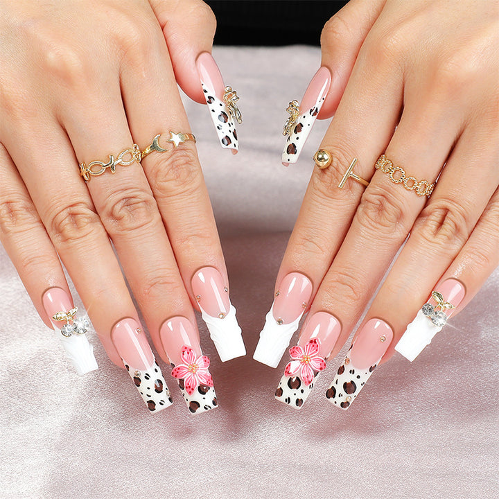 Kunstnagelset mit elegantem Leoparden-Design und floralen Akzenten Karnz