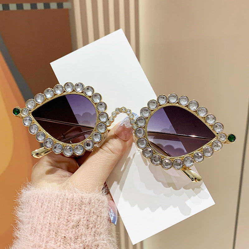 Damen Glamouröse Sonnenbrille mit funkelndem Strass Besatz Karnz