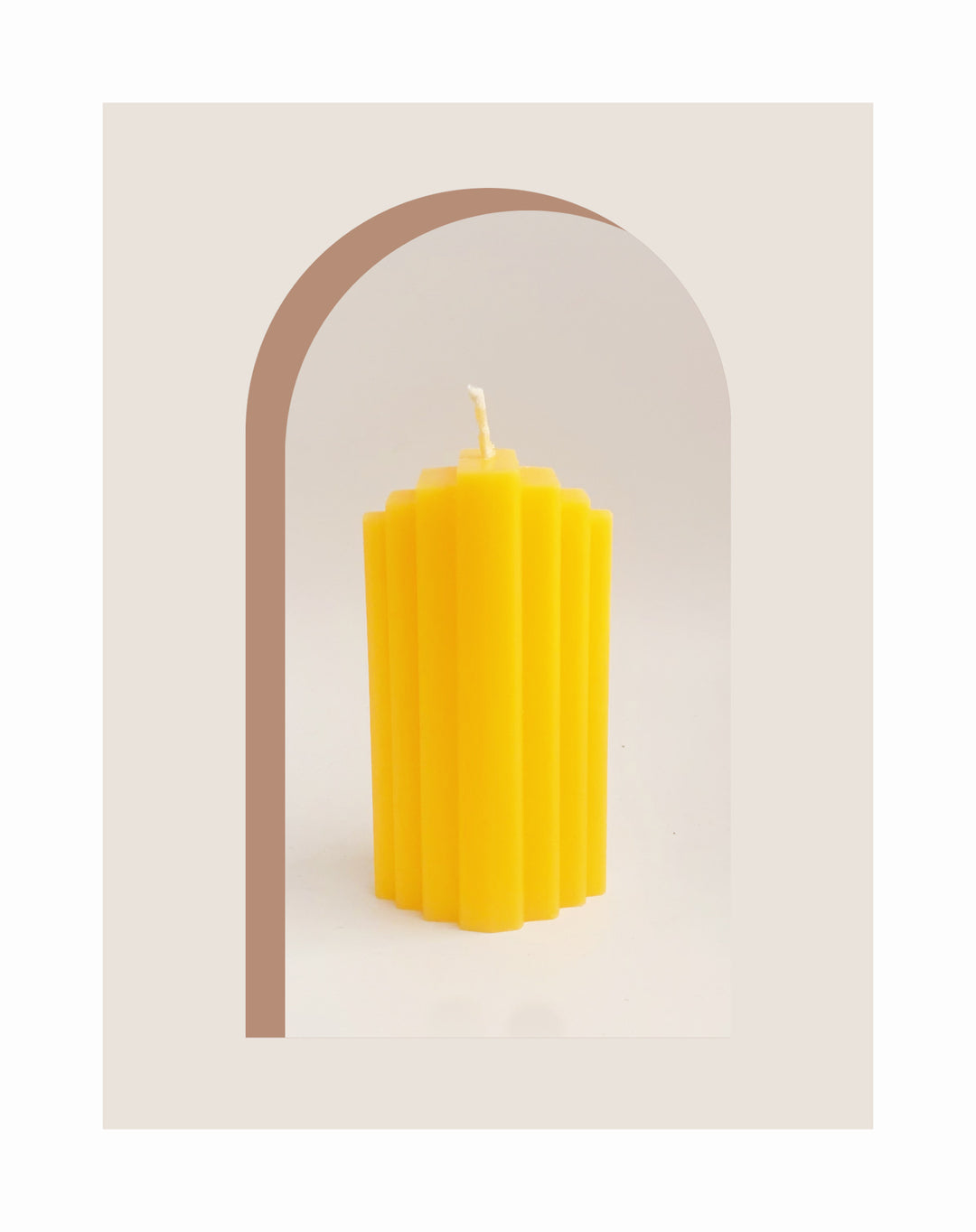 Rippte skulptural Säulenk candle mit vertikalem Rillenprofil