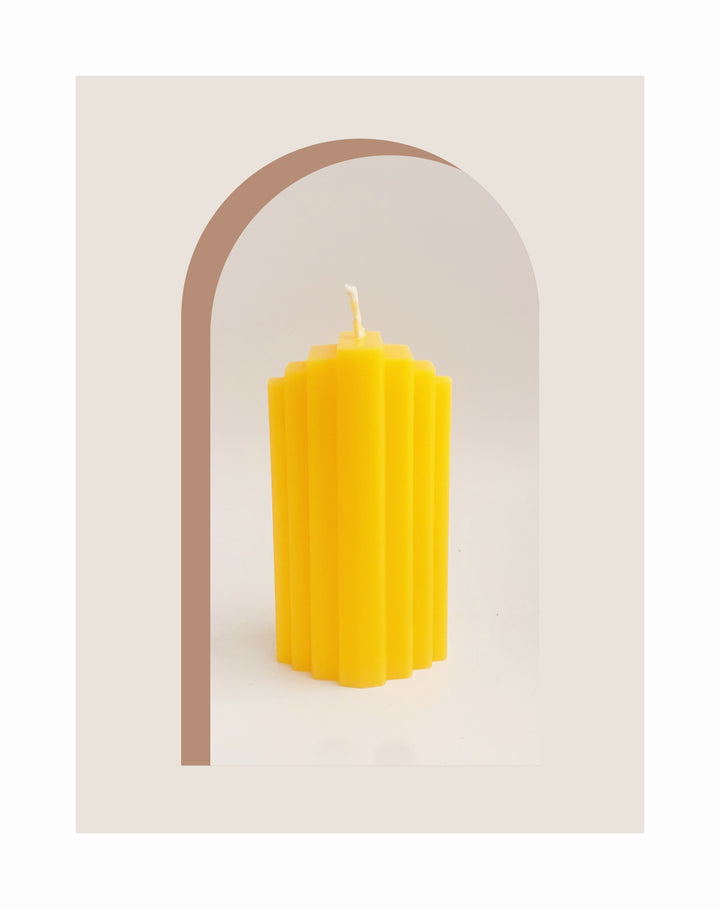 Rippte skulptural Säulenk candle mit vertikalem Rillenprofil