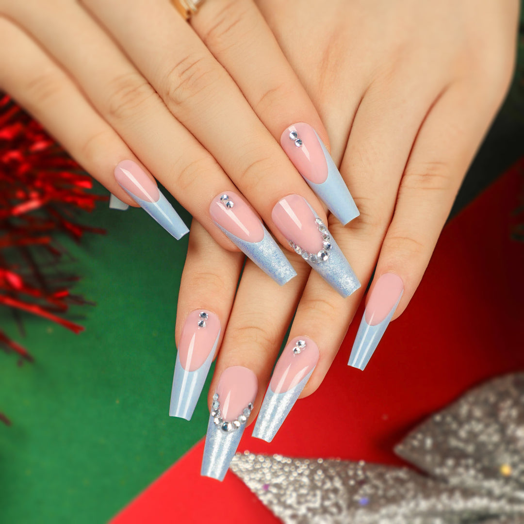Künstlerische Gel-Nägel mit Elegantem Design und Strassverzierungen Karnz
