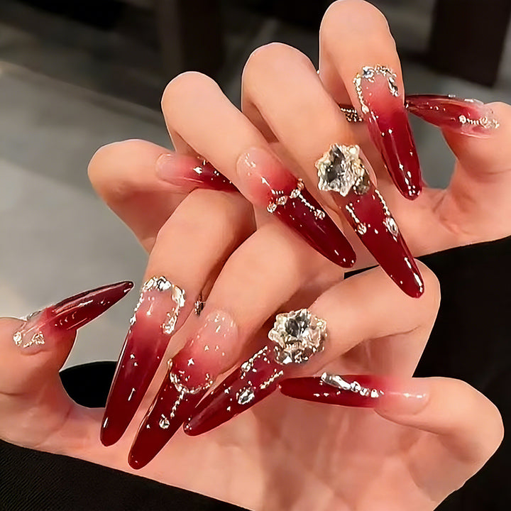 Kunstnägel mit eleganten Glitzer- und Schmuckakzenten Karnz