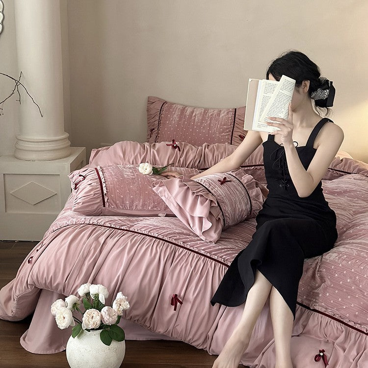 Bettwäsche-Garnitur aus samtiger Microfaser mit Volant, Zierbändern und gesteppter Struktur