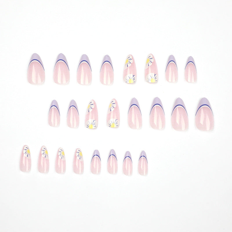 Kunstvolle Nailart mit Blumen- und Ombre-Effekten Karnz