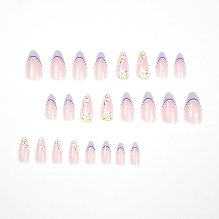 Kunstvolle Nailart mit Blumen- und Ombre-Effekten Karnz