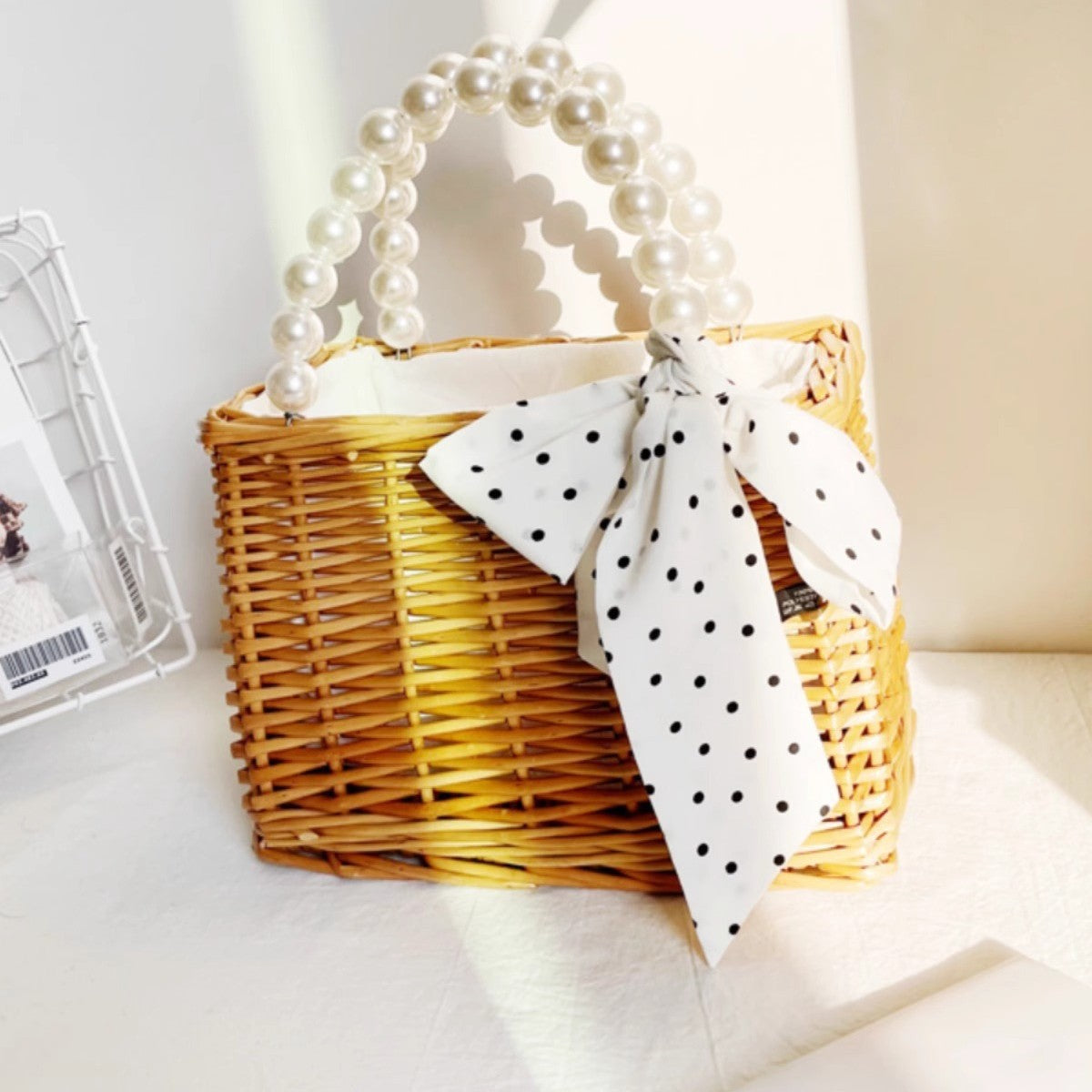 Damen Handtasche aus geflochtenem Material mit eleganten Perlengriffen Karnz