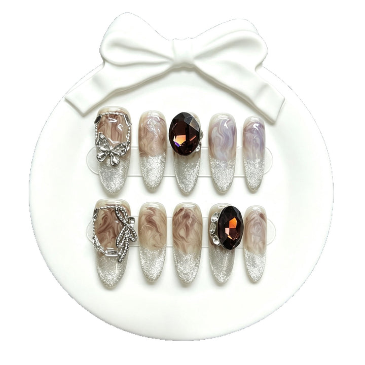 Künstlerisches Press-On Nagelkunst Set mit eleganten Edelsteinakzenten