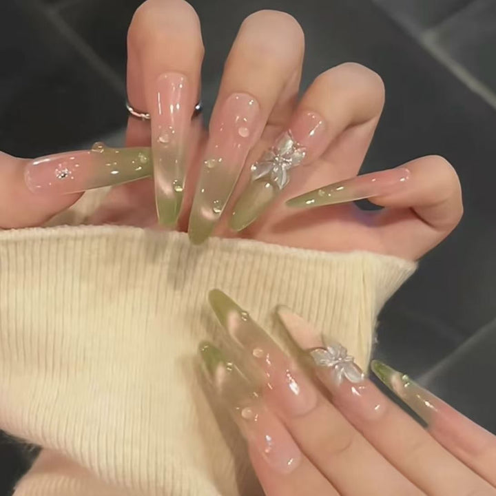 Glitzernde Stiletto-Nagelkunstverlängerungen