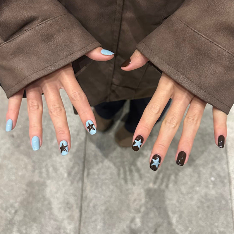 Künstlerische Nagelkunst mit Sternmotiven Karnz