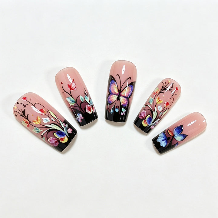 Künstlerische Blumen- und Schmetterlings-Press-On-Nagelkunst Karnz